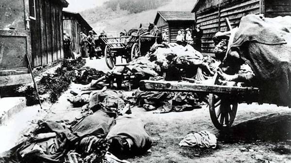 美军将集中营死难者遗体抬出纳粹德国为修建秘密工厂曾致使4万人丧生