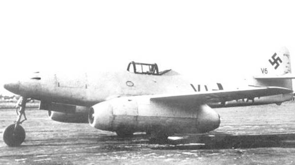 梅塞施密特-262作为首款可投入使用的喷气式战斗机其部件曾在“水晶”中进行生产