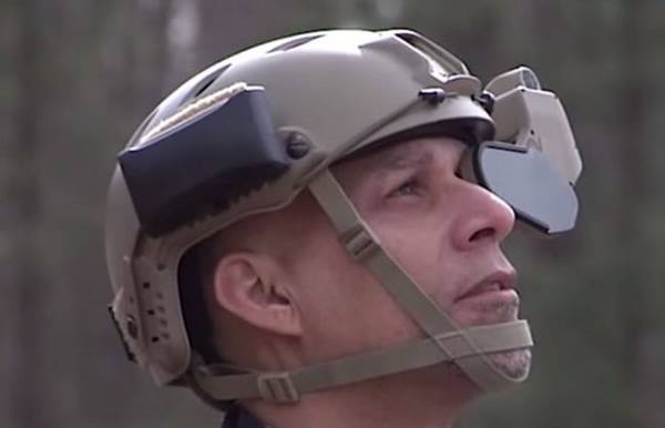 ARC4可安装于夹在士兵头盔的特制显示器