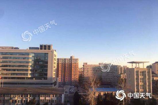 今天早晨，北京天空晴朗，高颜值蓝天“上线”。