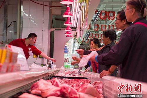 图为山西太原某超市民众购买猪肉。中新社记者张云摄