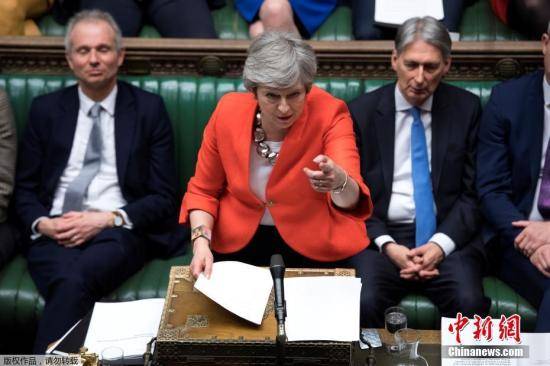 当地时间3月12日晚，英国议会以391-242票再次否决了首相特蕾莎·梅与欧盟达成的脱欧协议草案。