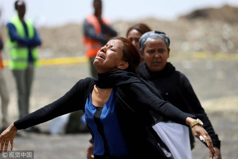 3月14日，失去亲人的埃塞俄比亚人家属在坠机现场痛哭哀悼图源：视觉中国