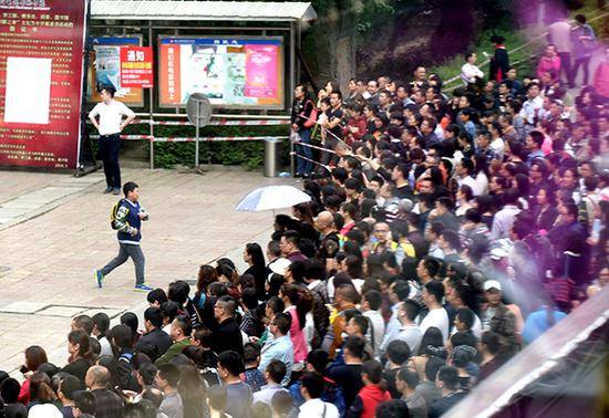 2016年4月，“全国小学数学奥林匹克比赛”决赛在四川成都的一个考点，家长等待学生出来。华西都市报刘陈平/视觉中国图