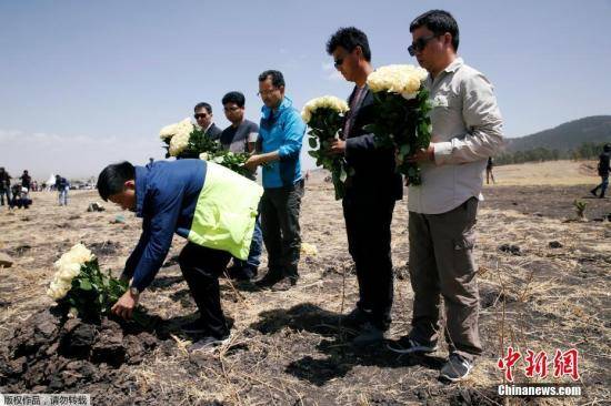 当地时间3月13日，埃塞俄比亚比绍夫图，埃塞俄比亚航空公司ET302航班坠毁现场举办追思仪式，遇难者家属抵现场悼念。