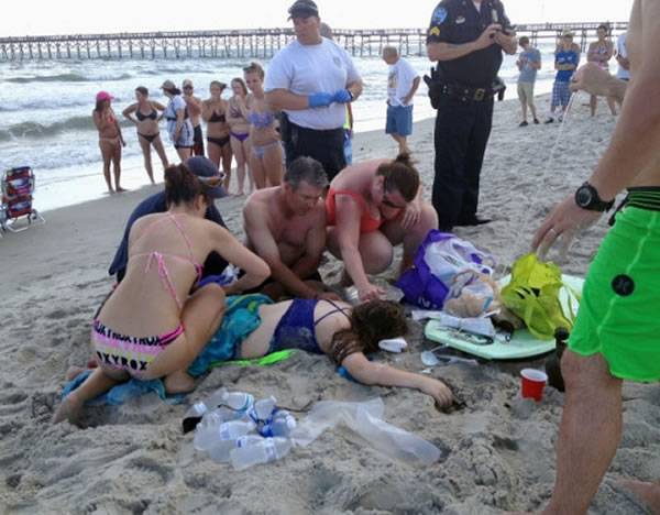 北卡罗来纳州发生鲨鱼袭击事件，紧急救援人员帮助遇袭者。