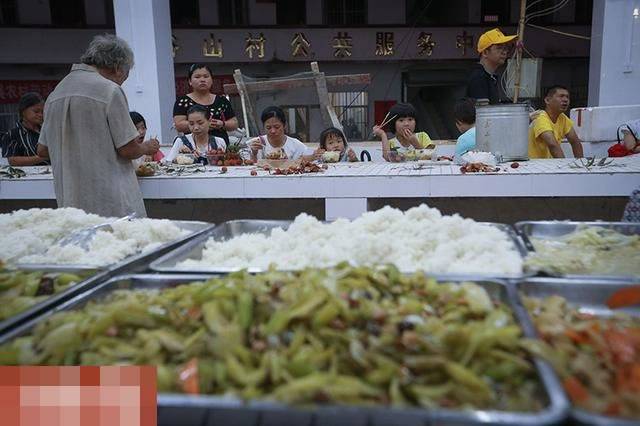 杨姓负责人指活动去年约500人参加，而今年因下雨，只有约400人参与。