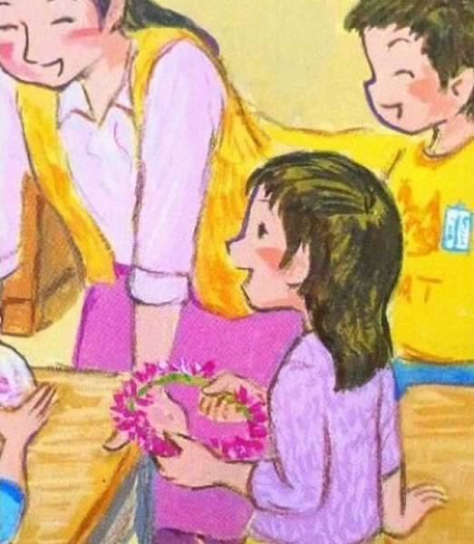 图中的女孩用两只手拿着花环，却同时有一只“神秘之手”放在身后。