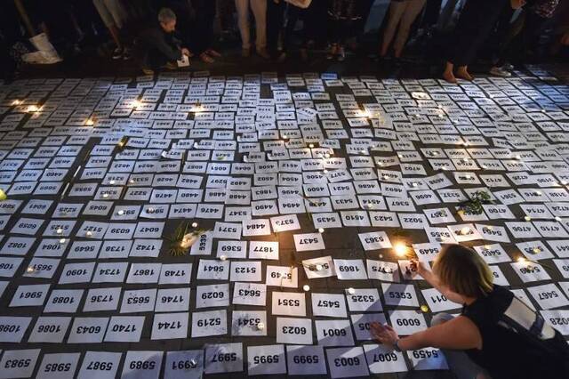 波斯尼亚民众周五用烛光悼念大屠杀遇难者