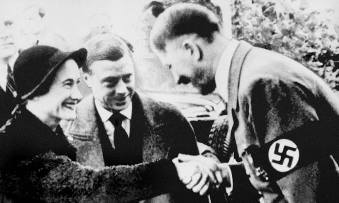 1937年，温莎公爵夫妇在慕尼黑与希特拉见面及握手。