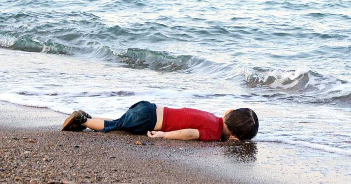 小男孩伏尸沙滩，见者心痛。
