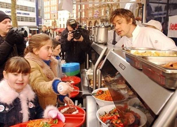 JamieOliver希望借革新学校膳食的配搭及烹调方法，以改善儿童肥胖等问题。