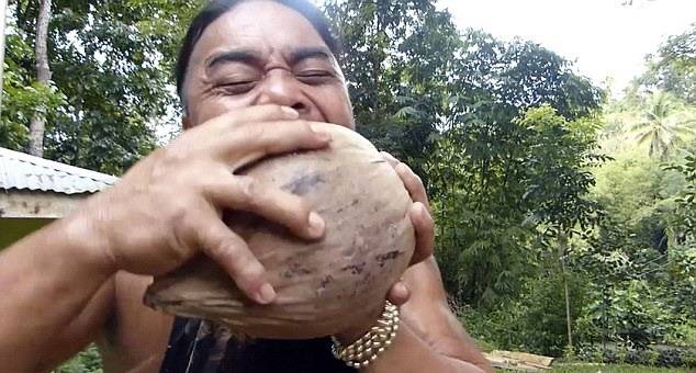 菲律宾玻尔岛传奇人物“布科之王”（BukoKing）能用牙齿数秒内将椰壳剥掉