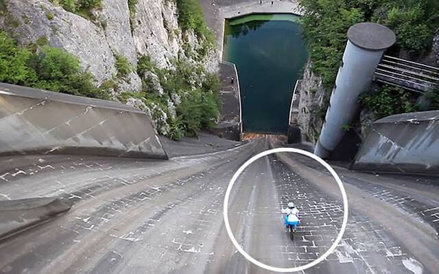 斯洛文尼亚极限运动爱好者普利莫斯Primoz骑单车从200米高大坝上直冲而下