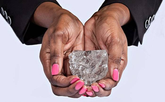 非洲发现世界第二大巨钻，重达1111克拉。