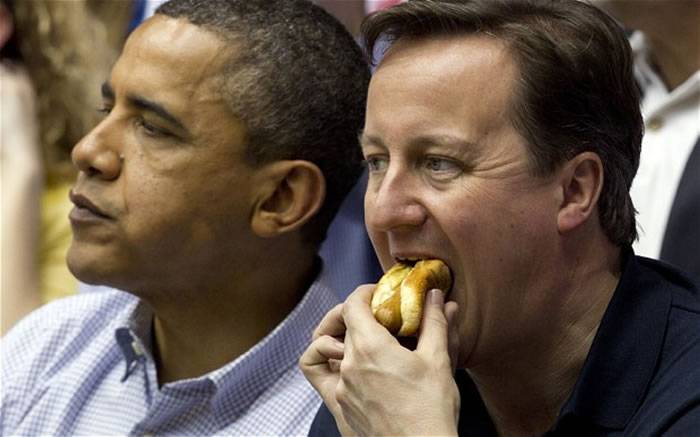 美国总统奥巴马（图左）与英国首相卡梅伦（图右）观看一场篮球赛。