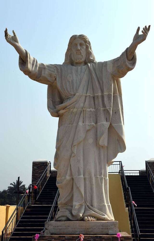 耶稣像由当地商人奥诺哈雇请一间中国公司雕制