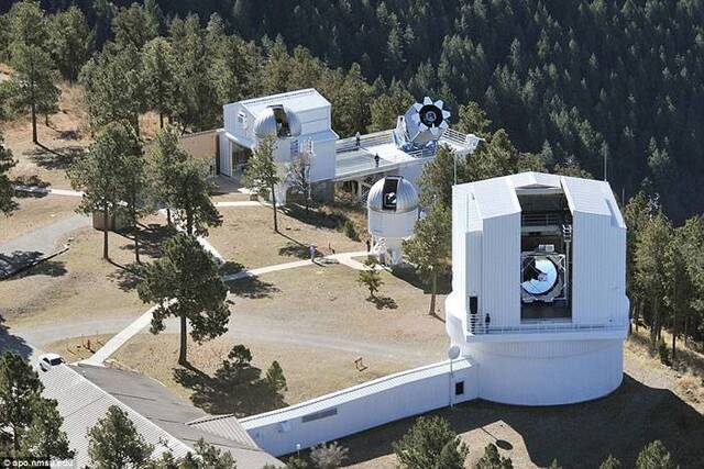 来自普林斯顿大学的研究人员利用位于新墨西哥州的阿帕奇角天文台（图）2.5米广角光学望远镜斯隆数字巡天数据中创建自己的地图，详细的三维地图包括超过300万个天体。