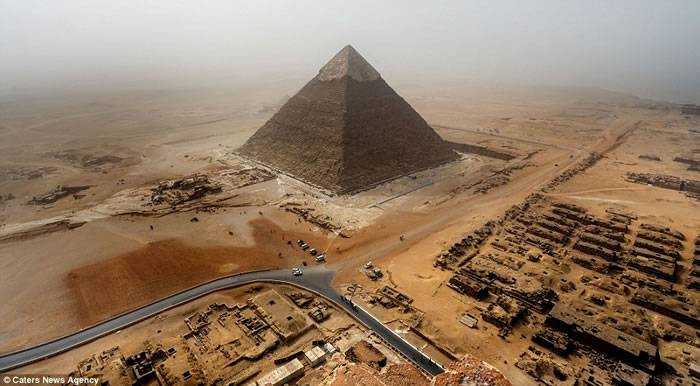 德国青年艺高人胆大不怕坐牢违法攀埃及吉萨金字塔