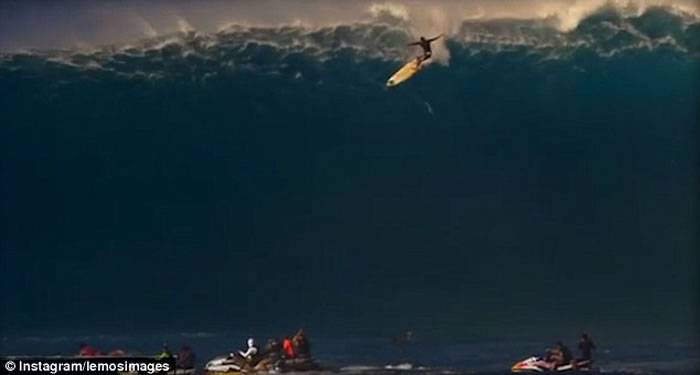 美国夏威夷著名专业滑浪手TomDosland失手从40呎高巨浪掉下