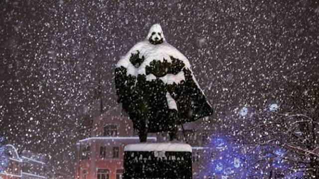 电影《星球大战》著名反派角色黑武士雪中现身波兰？其实是JakubWejher雕像