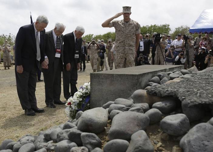 退役美国老兵向阵亡同袍致敬