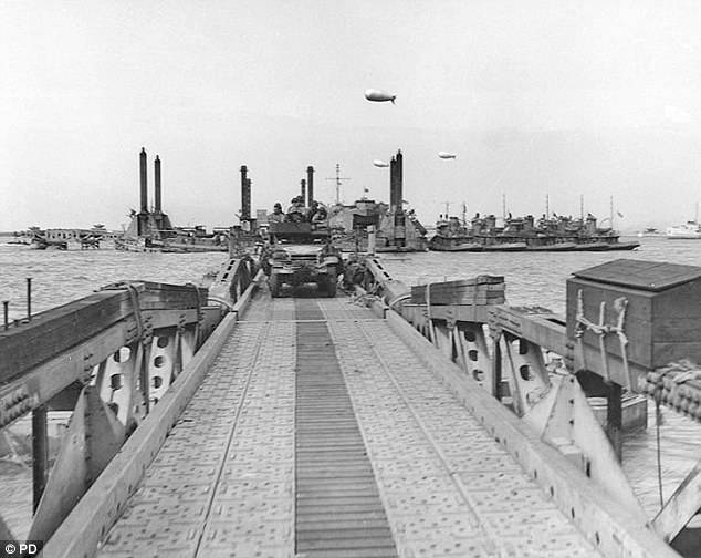 “桑树”人工港，二战期间设计的一种便携式临时海港，帮助盟军卸载大规模军事行动所需的重型武器和物资。由于采用便携式设计，“桑树”人工港具有可运输可安装的优势，允许