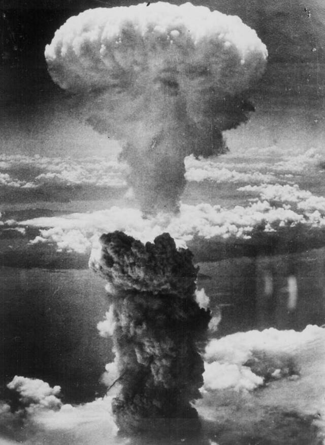 长崎原子弹爆炸掀起的蕈状云，冲入1万2000多公尺的高空。PhotographCourtesyU.S.NationalArchives