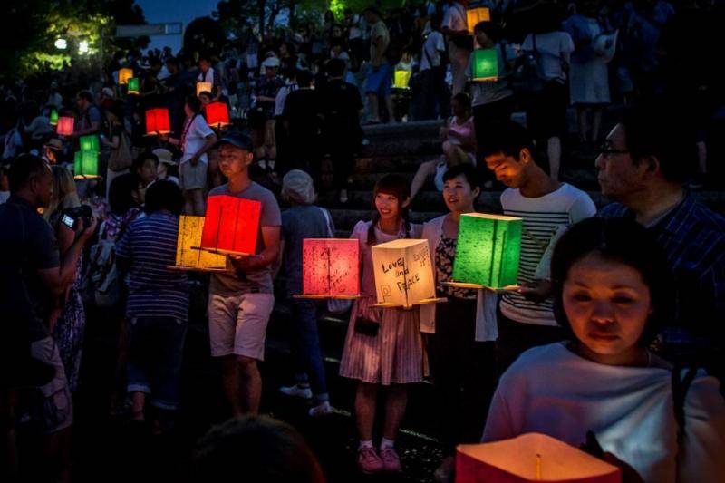 8月6日，广岛居民在河畔点起烛光灯笼，纪念广岛原子弹爆炸70周年。PhotographbyChrisMcGrath/GettyImages