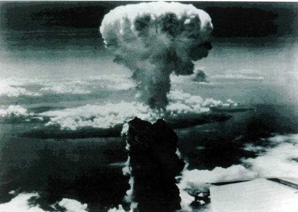 盖贝茨形容原爆威力强劲，爆出像地狱一般的黑色烟雾。
