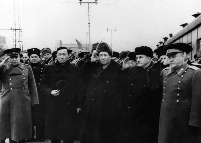 毛泽东在1949年12月曾访问莫斯科，据悉其粪便曾被苏联特工用来分析。
