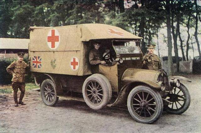 照片拍摄于1914年，图中是英国的救护车。