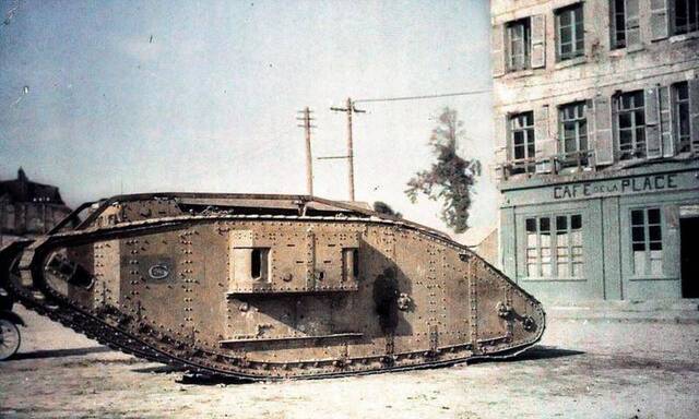 图中的英军坦克拍摄于1914年法国亚眠附近的佩罗讷镇。