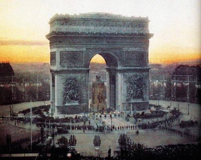 该图拍摄于1919年7月14日，图中法国人民在巴黎凯旋门前集会，以纪念第一次世界大战的胜利。