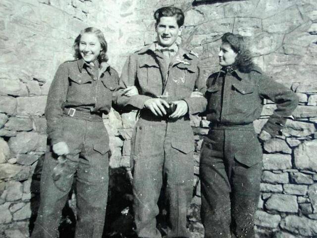 采访者的父亲PhilipWorrall。照片摄于1943年，也就是他25岁在希腊山区为SOE工作的时候。左右为来自雅典的一对双胞胎姊妹，为他担任翻译。