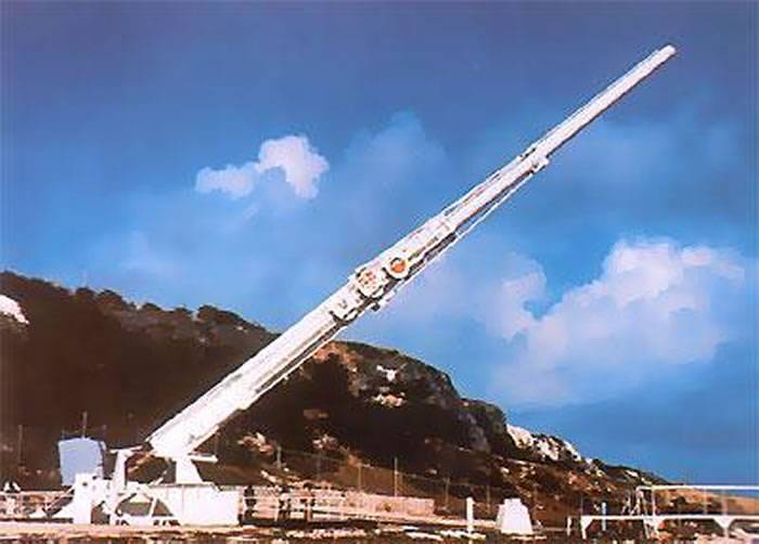 加拿大火炮设计师GeraldBull设计的“巴贝多巨炮”曾经一炮射进太空