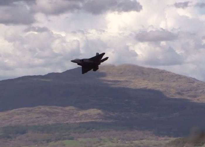 美军F-22低空飞越英国威尔斯著名山谷“MachLoop”展优越性能
