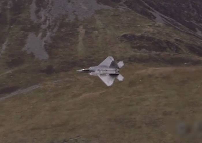 美军F-22低空飞越英国威尔斯著名山谷“MachLoop”展优越性能