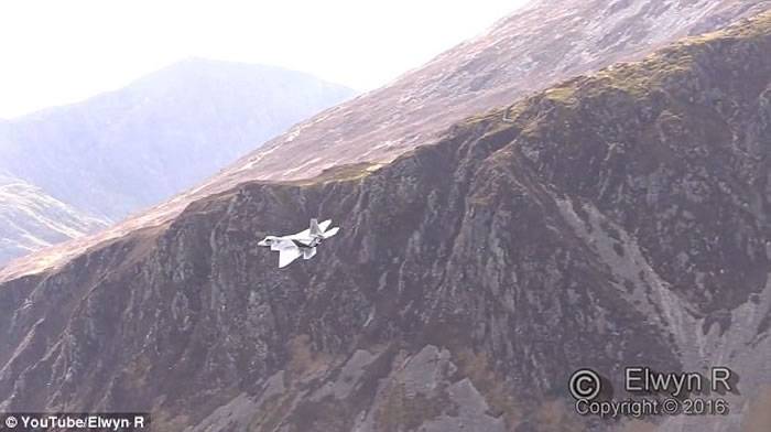 美军F-22低空飞越英国威尔斯著名山谷“MachLoop”展优越性能