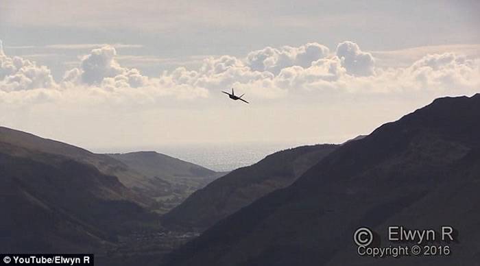 美军F-22低空飞越英国威尔斯著名山谷“MachLoop”展优越性能