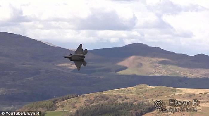 美军F-22低空飞越英国威尔斯著名山谷“MachLoop”展优越性能