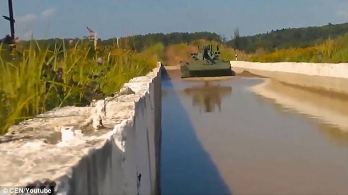 俄军研发无人坦克TheVikhr穿过水陆两路如遥控车