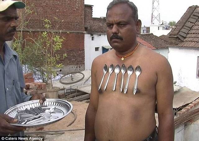 印度男子ArunRaikwar身体有强劲磁场能吸各类金属物