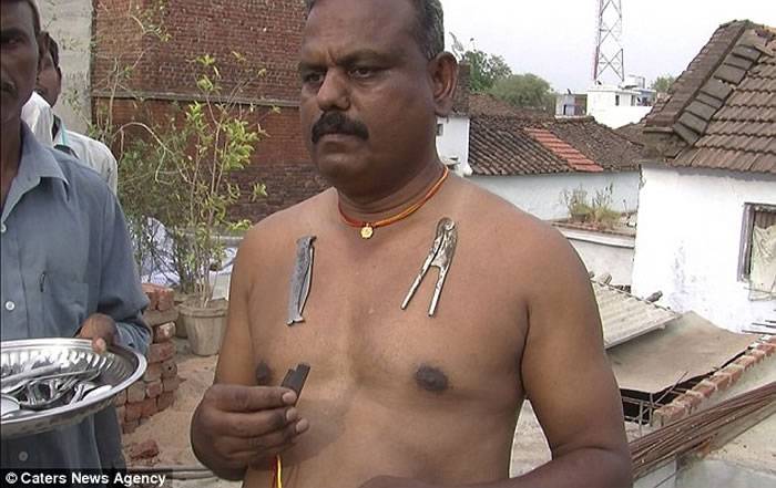 印度男子ArunRaikwar身体有强劲磁场能吸各类金属物