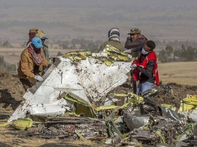 调查人员在埃塞俄比亚坠机现场发掘的残骸图源：推特@AirCrashMayDay