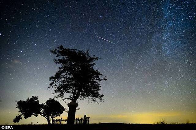 资料图：天空中陨落的流星