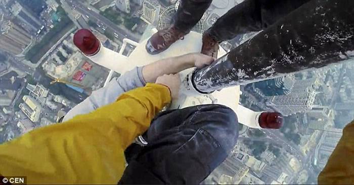 俄罗斯小伙VitalyRaskalov和伙伴徒手攀爬上高达383米的中国深圳信兴广场塔顶端