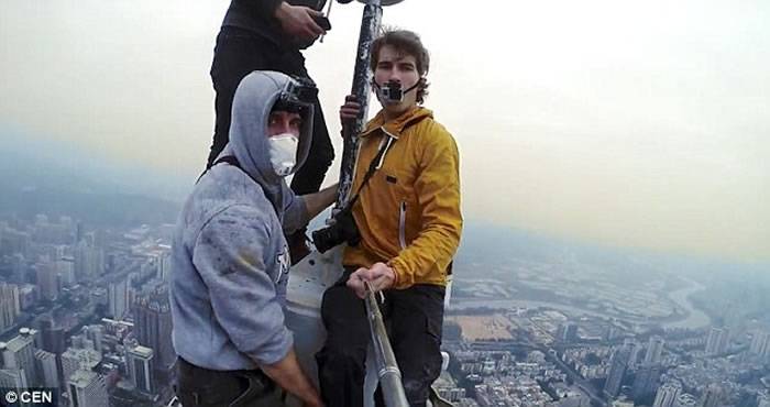俄罗斯小伙VitalyRaskalov和伙伴徒手攀爬上高达383米的中国深圳信兴广场塔顶端