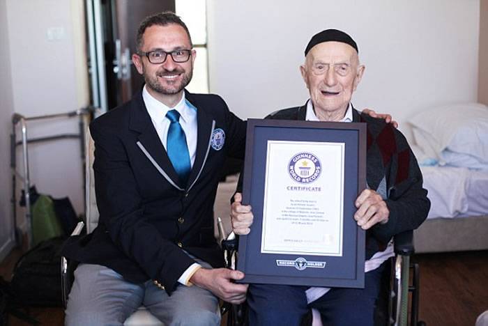 奥斯威辛纳粹集中营幸存者YisraelKristal被金氏世界纪录认证为世界上最长寿的男人