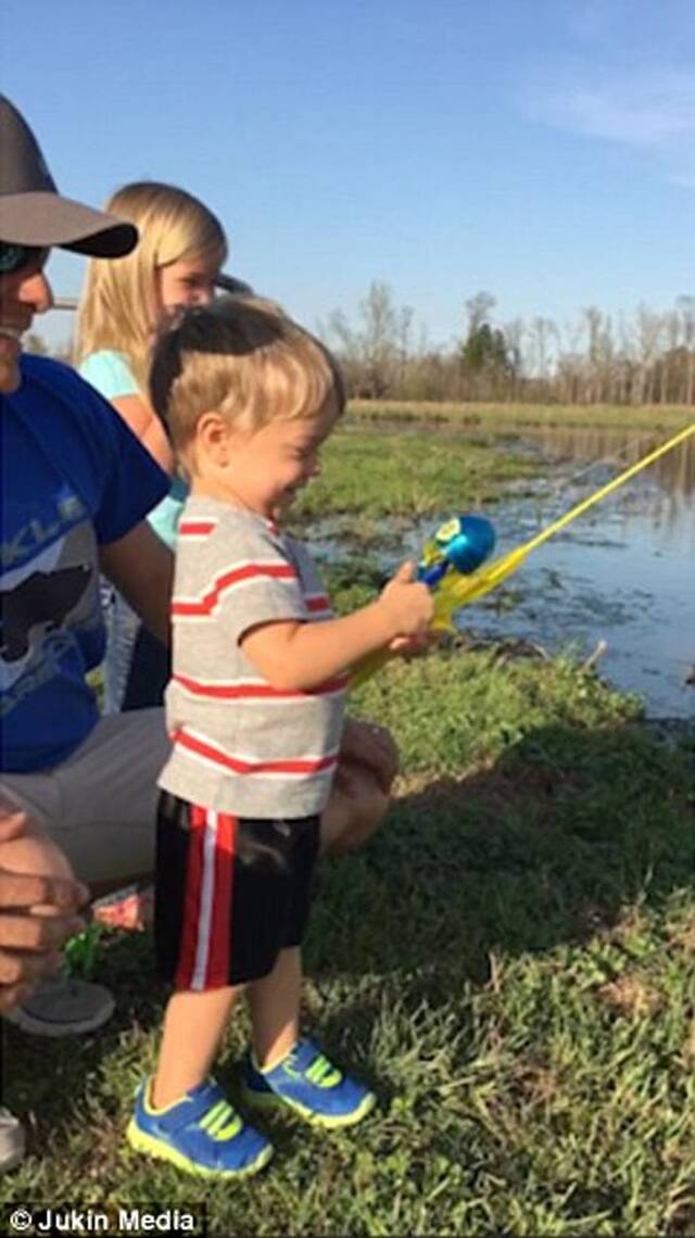 美国阿拉巴马州小男孩和家人去湖边钓鱼，第一次尝试用玩具钓竿竟然真钓起一条鱼